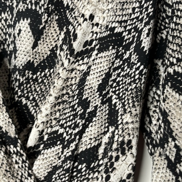 BLUSH Snake Print Plunge V-Neckline Ruffle Long Sleeve Romper Size M - Picture 4 of 9